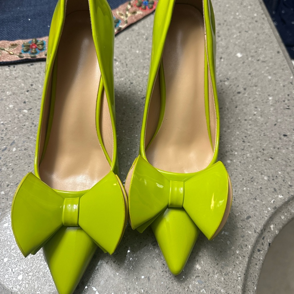 Size 7.5 Women’s Chartreuse/bright lime green bow-Heels pointed statement pumps - Picture 10 of 10